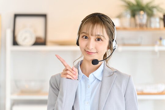 問い合わせに対応する不動産営業の女性