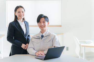 笑顔の不動産会社スタッフ