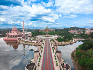 Naklejka premium Vista aérea de Putrajaya, Malasia, mostrando la Mezquita de Putra, el Puente de Putra y la oficina del Primer Ministerio. Reflejos en el lago, arquitectura y naturaleza se combinan en un cielo azul