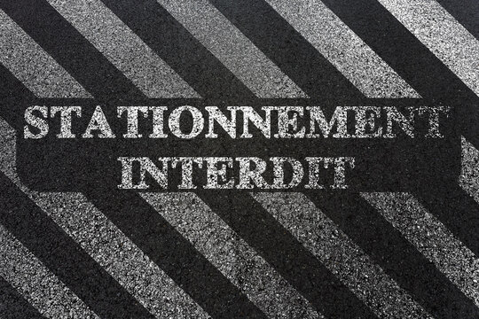 stationnement interdit, marquage sur asphalte 
