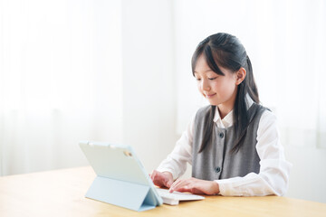 タブレットを使って勉強をする女の子