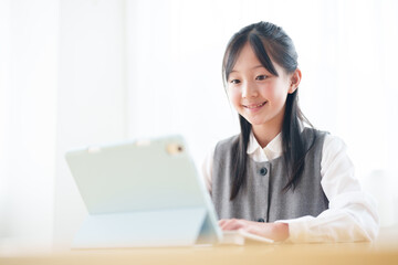 タブレットを使って勉強をする女の子