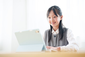 タブレットを使って勉強をする女の子