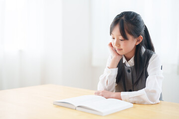 家で読書をする女の子