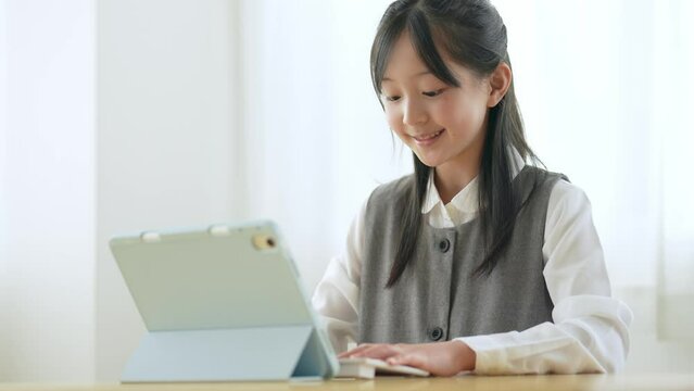 タブレットを使って勉強をする女の子