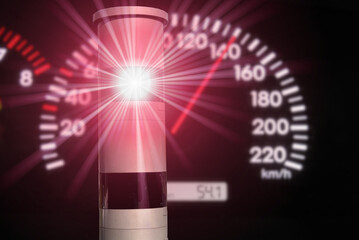 Ein Tacho im Auto, überhöhte Geschwindigkeit und ein Blitzer