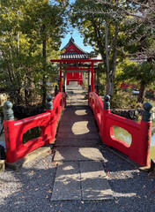 弁財天の赤い橋と鳥居
