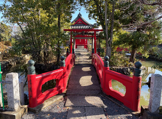 弁財天の赤い橋と鳥居

