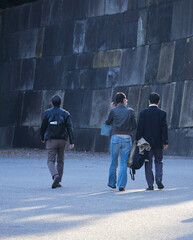 秋の江戸城で歩く男女観光客の姿