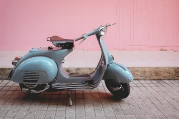 Crédence de cuisine en verre imprimé Scooter old vintage motocycle retro classic motorbike scooter style parking on the pink wall in city street