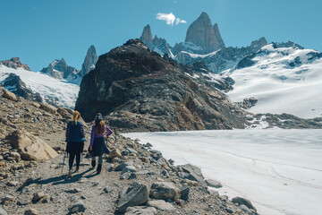 two unrecognizable person walking in a path to go to fitzroy mountain - obrazy, fototapety, plakaty