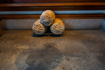 土間に置かれた米俵のイメージ Image of a rice bale placed on the earthen floor - obrazy, fototapety, plakaty
