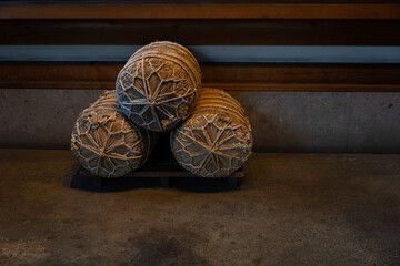 土間に置かれた米俵のイメージ  Image of a rice bale placed on the earthen floor - obrazy, fototapety, plakaty