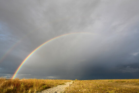 Regenbogen &uuml;ber dem Dach einer Abraumhalde in einem Tagebau-Abbaugebiet (Deutschland)