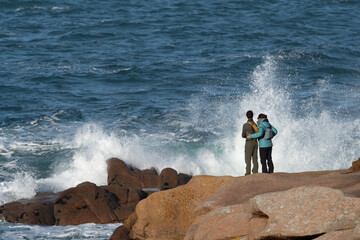 Un couple sur la côte de granit rose en Bretagne