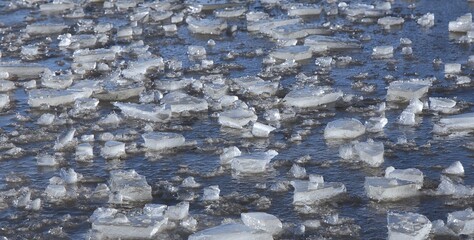 Kleine und gr&ouml;&szlig;ere Eisst&uuml;cke am Boden