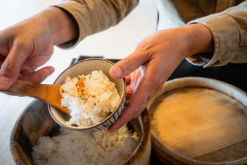 茶碗にごはんをよそう手元 The hands serving rice in the bowl