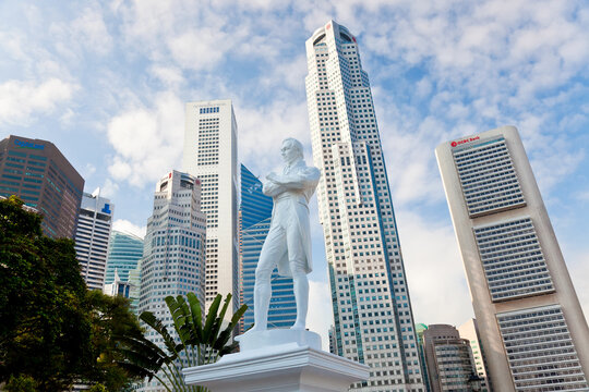 Statue of Sir Stamford Raffles and skyline April 8, 2012, Singapore, SE Asia