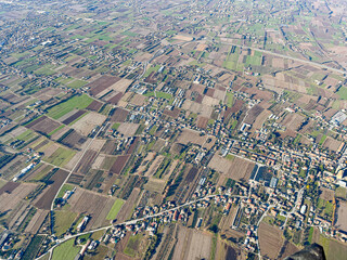 Luftaufnahme - Kleinteilige Landschaft in der Po Ebene mit Dörfern, Äckern und Wiesen