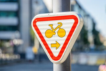 M12 sign authorizing cyclists to cross the lights