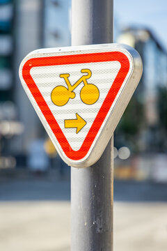 M12 sign authorizing cyclists to cross the lights