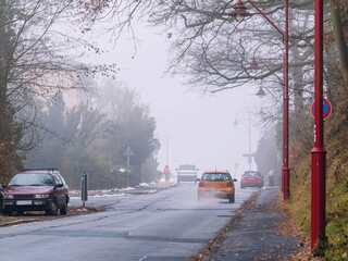Obraz premium Altstadt Marburg bei Nebel Dunst Dezember , unromantische Stadtstraße