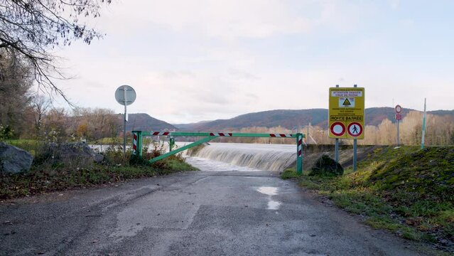 Le Rh&ocirc;ne en crue en aval de Valence pr&egrave;s de la ville de La Voulte-sur-Rh&ocirc;ne et Livron-sur-Dr&ocirc;me