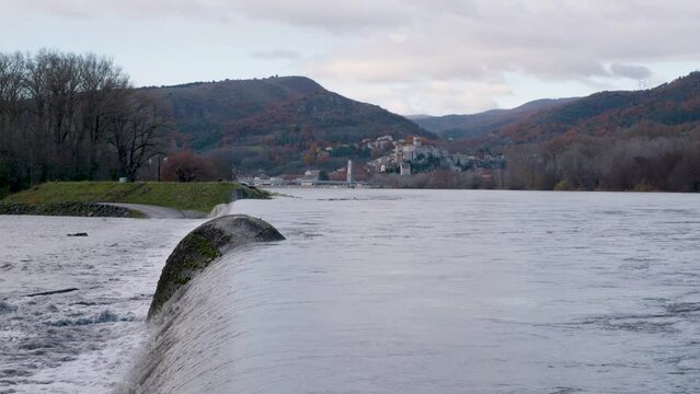 Le Rh&ocirc;ne en crue en aval de Valence pr&egrave;s de la ville de La Voulte-sur-Rh&ocirc;ne et Livron-sur-Dr&ocirc;me