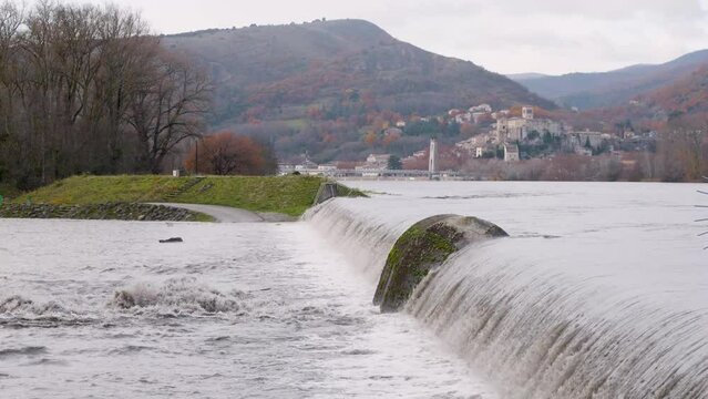 Le Rh&ocirc;ne en crue en aval de Valence pr&egrave;s de la ville de La Voulte-sur-Rh&ocirc;ne et Livron-sur-Dr&ocirc;me