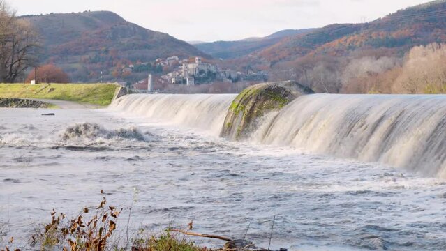 Le Rh&ocirc;ne en crue en aval de Valence pr&egrave;s de la ville de La Voulte-sur-Rh&ocirc;ne et Livron-sur-Dr&ocirc;me