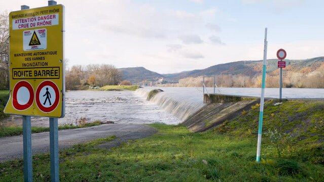 Le Rh&ocirc;ne en crue en aval de Valence pr&egrave;s de la ville de La Voulte-sur-Rh&ocirc;ne et Livron-sur-Dr&ocirc;me