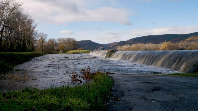 Le Rh&ocirc;ne en crue en aval de Valence pr&egrave;s de la ville de La Voulte-sur-Rh&ocirc;ne et Livron-sur-Dr&ocirc;me