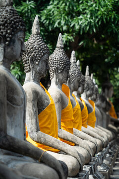 Statues de bouddha dans un temple Tha&iuml;landais, avec des &eacute;toffes jaune orange