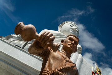 Grand Bouddha blanc de Phuket, avec une statue brune en premier plan. - obrazy, fototapety, plakaty