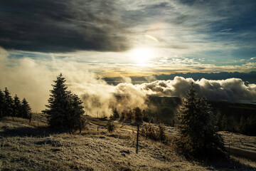 Lever de soleil dans le Jura Suisse avec de la neige