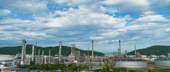 Obraz premium Oil refinery plant from industry zone, Aerial view tank oil and gas petrochemical industrial, Refinery factory oil storage tank and pipeline steel.