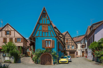 Typisches Fachwerkhaus in einem Dorf an der Elsässischen Weinstrasse im Elsaß