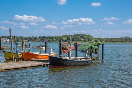 Fischerboote im kleinen Hafen vom Fischerdorf Holm an der Schlei