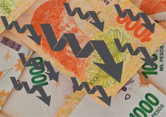 background of Argentine peso bills with denomination of 1000 pesos and grey arrows going down, concept of devaluation of the Argentine peso - obrazy, fototapety, plakaty