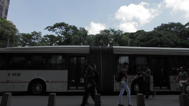 11- Time lapse cidade de S&atilde;o Paulo SP Brasil, Avenida Paulista, carros, onibus, pessoas, semaforo, trafego