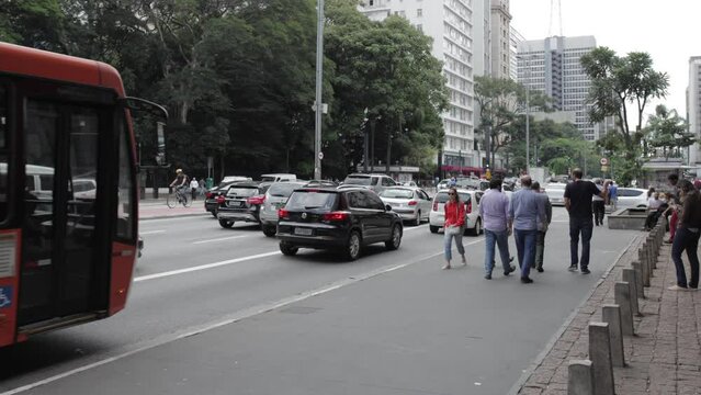 10- Time lapse cidade de S&atilde;o Paulo SP Brasil, Avenida Paulista, carros, onibus, pessoas, semaforo, trafego
