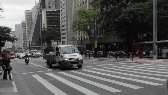 09- Time lapse cidade de S&atilde;o Paulo SP Brasil, Avenida Paulista, carros, onibus, pessoas, semaforo, trafego