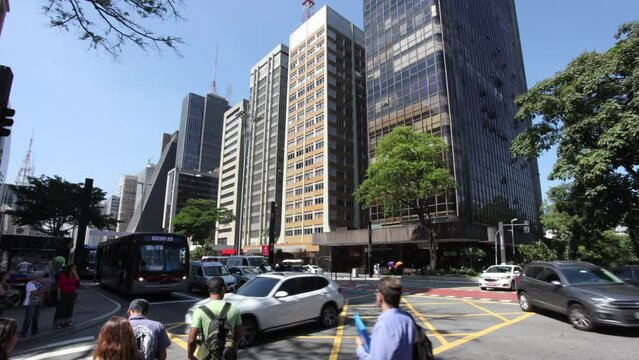 05- Time lapse cidade de São Paulo SP Brasil, Avenida Paulista, carros, onibus, pessoas, semaforo, trafego