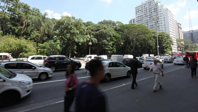 02- Time lapse cidade de S&atilde;o Paulo SP Brasil, Avenida Paulista, carros, onibus, pessoas, semaforo, trafego