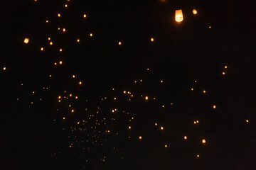 Thai people release sky floating lanterns or lamp to worship Buddha's relics at night. Traditional festival in Chiang mai, Thailand. Loy krathong - obrazy, fototapety, plakaty