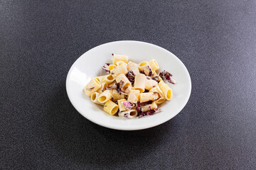 pasta, radicchio, gorgonzola, e, formaggio, bianca, in, sedanini, rigati, maccherone, primo, piatto, tavolo, grigio, bianco, dolce, o, piccante, gherigli, di, noci, tipico, veloce, caldo, casa, ristor