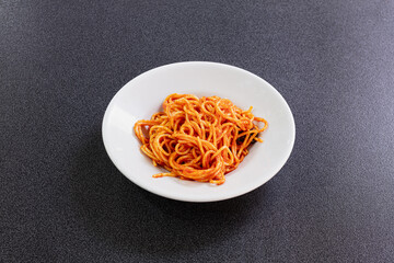 spaghetti, pasta, pomodoro, basilico, sugo, passata, italia, tipico, semplice, caldo, casa, bar, tavola, calda, ristornate, tavolo, nero, piatto, piatti, italiano, salsa, cena, cucina, pomodori, salut