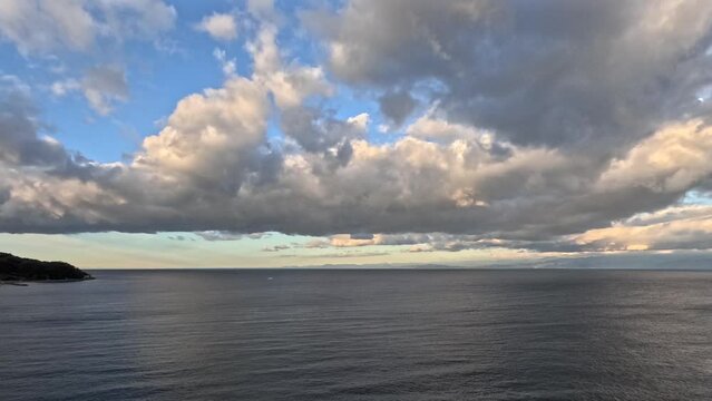 海上の雲が動くタイムラプス動画。
