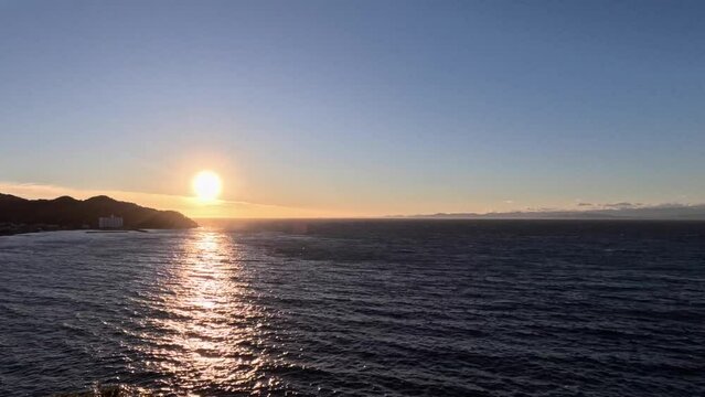 海に太陽が沈むタイムラプス動画。