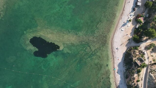 Vista cenital de un corazon en el mar